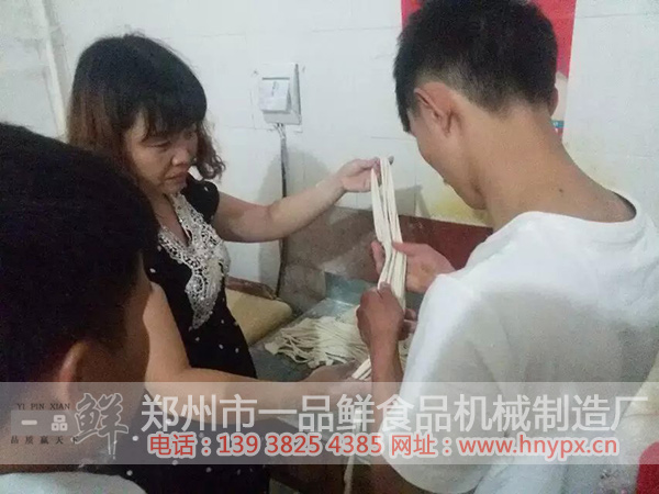 工作人員生產(chǎn)出來(lái)的半成品拉條向客戶演示